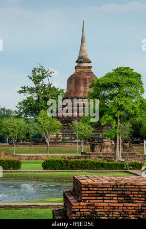 C'est les temples de Sukhothai Historical Park et est un monument de la province de Sukhothai, Thaïlande, Asie du Sud-Est Banque D'Images