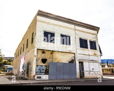 Deux étages abandonnés Commercial Magasin/bâtiment avec fenêtres placardées Banque D'Images