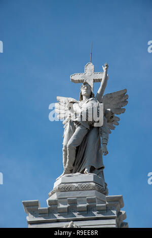 Le Monumento a los Comberos (Monument de pompiers ) construit par Agustin Querol et Julio M Zapata dans El Cementario de Cristobal Colon (Colon) a été Cimetière Banque D'Images