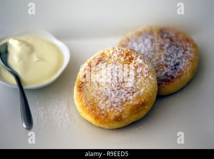 Macro photo de délicieux gâteaux au fromage caillé frais avec de la crème sur la table Banque D'Images