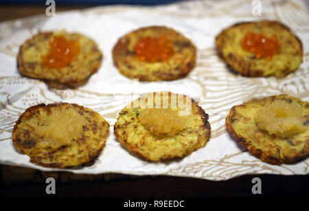 Macro photo de délicieuses crêpes de pomme de terre au caviar sur papier dans un restaurant Banque D'Images