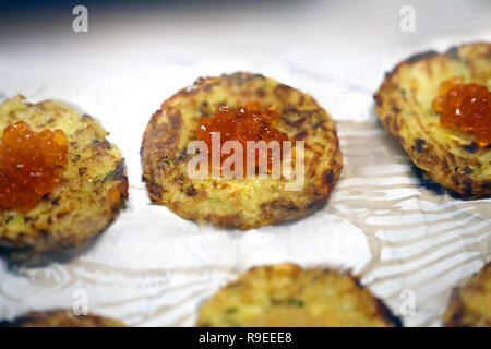 Macro photo de délicieuses crêpes de pomme de terre au caviar sur papier dans un restaurant Banque D'Images