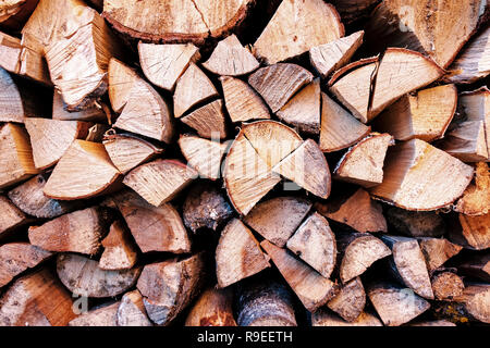 La texture de fond de bois haché ou de sciage fin sur une pile à combustible pour l'hiver dans une vue plein cadre Banque D'Images