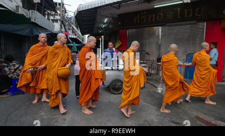 Les moines novices ou Samanen à Bangkok, Thaïlande, transportant leurs bols d'aumône au cours de leur ronde alms matin traditionnel Banque D'Images