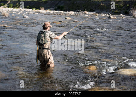 Aubenas (sud-est de la France) : la pêche à la mouche dans la rivière Ardèche casting sa canne à pêche. Banque D'Images