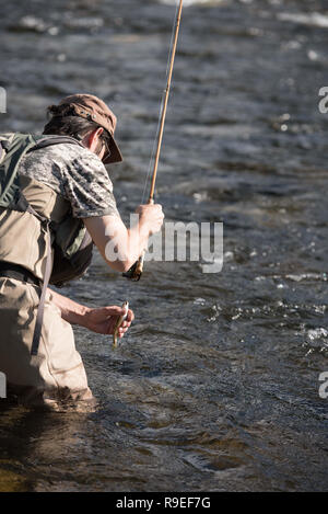 Aubenas (sud-est de la France) : la pêche à la mouche dans la rivière Ardèche. Banque D'Images