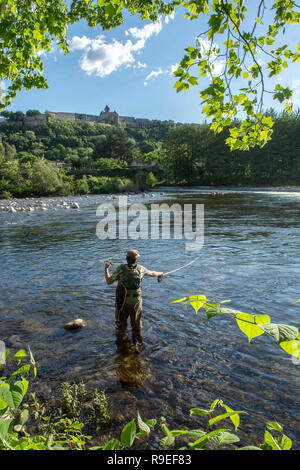 Aubenas (sud-est de la France) : la pêche à la mouche dans la rivière Ardèche casting sa canne à pêche. Banque D'Images