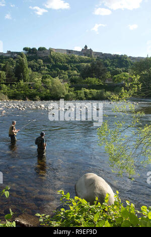 Aubenas (sud-est de la France) : les pêcheurs à la mouche dans la rivière Ardèche. Banque D'Images