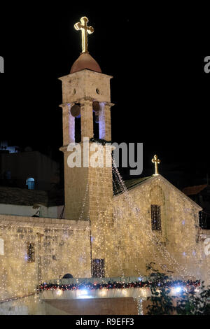 Extérieur de l'Église orthodoxe orientale grecque de l'Annonciation, également connu sous le nom de l'église de Saint Gabriel Saint Gabriel ou l'église grecque-orthodoxe de fête décorée pour Noël dans la ville de Nazareth, dans le Nord d'Israël Banque D'Images