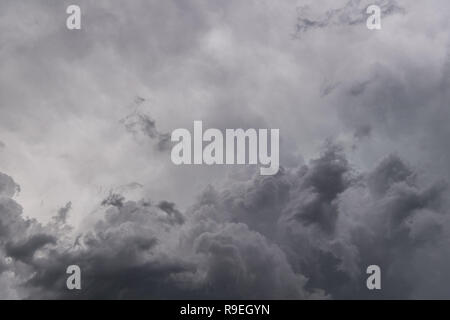 Image de nuages sombres avant un orage, l'image d'arrière-plan Banque D'Images