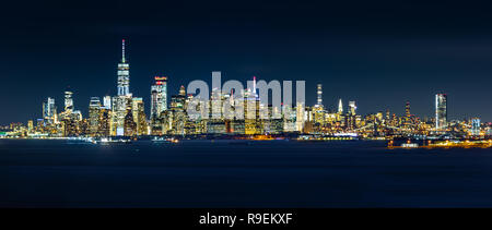 New York City skyline panorama de nuit, comme vu de Staten Island Banque D'Images