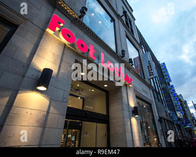 Montréal, Canada - Novembre 7, 2018 : Foot Locker logo sur leur magasin principal de Montréal, Québec. Foot Locker est un détaillant américain d'inspiration athlétique Banque D'Images