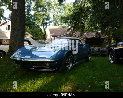 Bloomfield Hills, Michigan, USA - Le 16 août 2013 : Avis de Corvette Stingray bleu à une exposition de voiture avant de Woodward Dream Cruise Banque D'Images