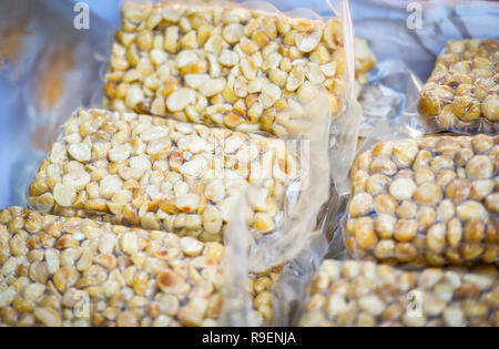 Les noix de Macadamia à vendre / fresh de macadamia décortiquées dans l'emballage sac en plastique vide dans le marché Banque D'Images