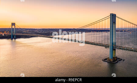 Vue aérienne de Verrazano Narrows Bridge au coucher du soleil Banque D'Images