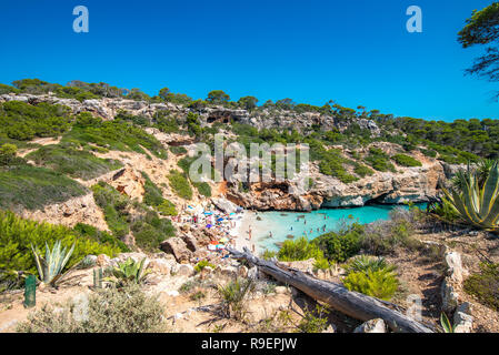 Vue à couper le souffle de Calo des Moro Bay avec son eau turquoise entourée de rochers pittoresques. Banque D'Images