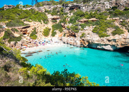 Vue à couper le souffle de Calo des Moro Bay avec son eau turquoise entourée de rochers pittoresques. Banque D'Images