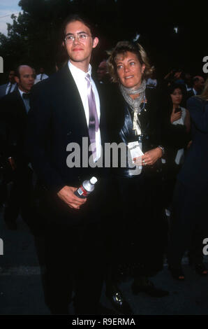 HOLLYWOOD, CA - 3 juin : l'Acteur Oz Perkins et mère Berry Berenson assister à la septième Conférence annuelle de l'industrie de la mode en Californie Les Amis de AIDS Project Los Angeles (APLA) Dîner-bénéfice et Défilé en l'honneur de Calvin Klein au Hollywood Bowl, à Hollywood, Californie. Photo de Barry King/Alamy Stock Photo Banque D'Images