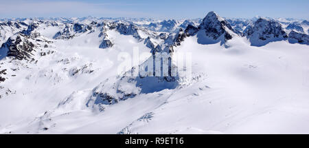 Paysage de montagne d'hiver dans les montagnes de la Silvretta dans les Alpes Suisses avec le célèbre Piz Buin mountain peak dans le centre Banque D'Images