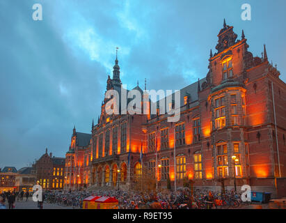 Groningen, Pays-Bas. 19 Décembre, 2018. Le bâtiment de l'Académie de l'Université de Groningue, allumé pendant l'heure d'or. Banque D'Images