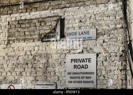 Shoe Lane street sign, Westcliff on Sea, Essex, Royaume-Uni. Nouveau signe de route sur vieux mur avec signe vintage en décomposition Banque D'Images