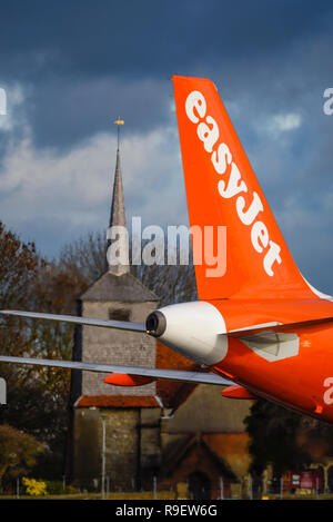 Avion de ligne à réaction easyjet Airbus à l'aéroport de Londres Southend, Essex, Royaume-Uni. Logo sur la queue. Église près de l'aéroport Banque D'Images