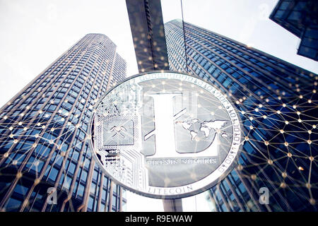 Litecoin contre des gratte-ciel - Smart city futuriste concept cryptocurrency - Banque D'Images