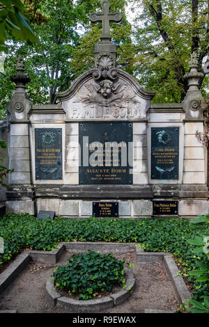 Berlin, Mitte. Cimetière protestant de Dorotheenstadt et cimetière. Famille Bohm tombe avec croix et de détails sculpturaux Banque D'Images