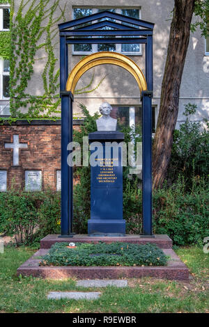 Berlin, Mitte. Cimetière protestant de Dorotheenstadt & burial ground.Friedrich August Stüler tombe, l'architecte prussien et builder. Banque D'Images