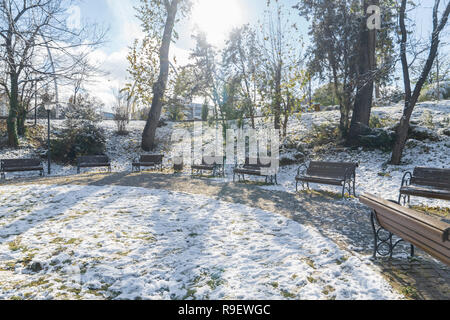 Des bancs en bois vide sous la neige. Kugulu Park, Ankara, Turquie Banque D'Images