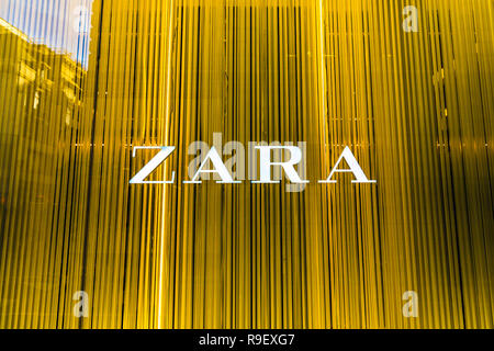 Logo de high street fashion retailer Zara dans la fenêtre d'affichage du magasin, Oxford Street, London, UK Banque D'Images