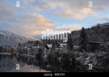 Bad Goisern, Hallstatt, Autriche. Vue panoramique de la rivière du village et l'harfang mountais à l'arrière-plan avec amazing blue skys. Banque D'Images