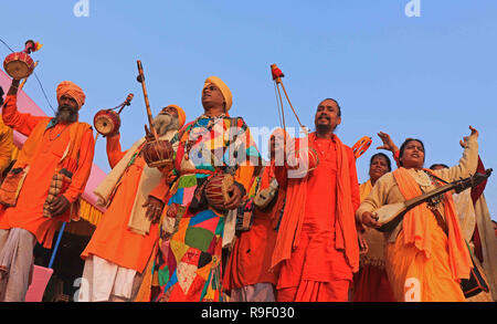 Bolpur, Inde. Dec 22, 2018. Artistes folk du Bengale Rural, noyer et spécialement Fakirs recueillir et chanter des chansons, ils viennent de participer à la 124e Santiniketan Poush Mela du 23 Dec au 28 Dec, 2018. La foire est tenue avec les initiations dans Bramhmo la religion & foundation jour de "Brahmacharya Ashrama". Différents programmes culturels organisés sur six jours de foire. Attraction principale de la foire est artistes folk rurale du Bengale. Credit : Subhashis Basu/Pacific Press/Alamy Live News Banque D'Images