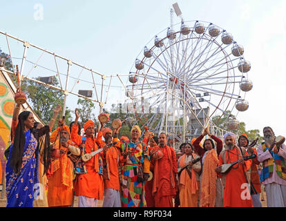 Bolpur, Inde. Dec 22, 2018. Artistes folk du Bengale Rural, noyer et spécialement Fakirs recueillir et chanter des chansons, ils viennent de participer à la 124e Santiniketan Poush Mela du 23 Dec au 28 Dec, 2018. La foire est tenue avec les initiations dans Bramhmo la religion & foundation jour de "Brahmacharya Ashrama". Différents programmes culturels organisés sur six jours de foire. Attraction principale de la foire est artistes folk rurale du Bengale. Credit : Subhashis Basu/Pacific Press/Alamy Live News Banque D'Images