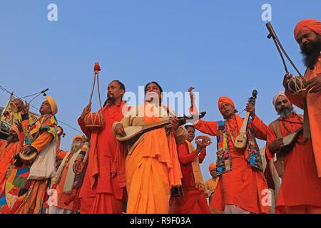 Bolpur, Inde. Dec 22, 2018. Artistes folk du Bengale Rural, noyer et spécialement Fakirs recueillir et chanter des chansons, ils viennent de participer à la 124e Santiniketan Poush Mela du 23 Dec au 28 Dec, 2018. La foire est tenue avec les initiations dans Bramhmo la religion & foundation jour de "Brahmacharya Ashrama". Différents programmes culturels organisés sur six jours de foire. Attraction principale de la foire est artistes folk rurale du Bengale. Credit : Subhashis Basu/Pacific Press/Alamy Live News Banque D'Images