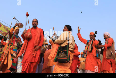 Bolpur, Inde. Dec 22, 2018. Artistes folk du Bengale Rural, noyer et spécialement Fakirs recueillir et chanter des chansons, ils viennent de participer à la 124e Santiniketan Poush Mela du 23 Dec au 28 Dec, 2018. La foire est tenue avec les initiations dans Bramhmo la religion & foundation jour de "Brahmacharya Ashrama". Différents programmes culturels organisés sur six jours de foire. Attraction principale de la foire est artistes folk rurale du Bengale. Credit : Subhashis Basu/Pacific Press/Alamy Live News Banque D'Images