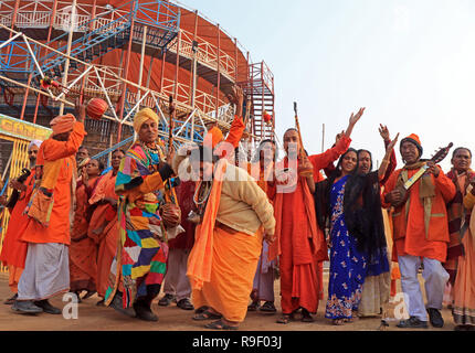 Bolpur, Inde. Dec 22, 2018. Artistes folk du Bengale Rural, noyer et spécialement Fakirs recueillir et chanter des chansons, ils viennent de participer à la 124e Santiniketan Poush Mela du 23 Dec au 28 Dec, 2018. La foire est tenue avec les initiations dans Bramhmo la religion & foundation jour de "Brahmacharya Ashrama". Différents programmes culturels organisés sur six jours de foire. Attraction principale de la foire est artistes folk rurale du Bengale. Credit : Subhashis Basu/Pacific Press/Alamy Live News Banque D'Images