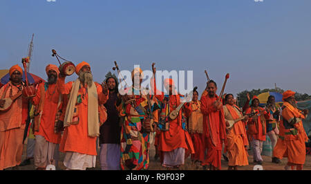 Bolpur, Inde. Dec 22, 2018. Artistes folk du Bengale Rural, noyer et spécialement Fakirs recueillir et chanter des chansons, ils viennent de participer à la 124e Santiniketan Poush Mela du 23 Dec au 28 Dec, 2018. La foire est tenue avec les initiations dans Bramhmo la religion & foundation jour de "Brahmacharya Ashrama". Différents programmes culturels organisés sur six jours de foire. Attraction principale de la foire est artistes folk rurale du Bengale. Credit : Subhashis Basu/Pacific Press/Alamy Live News Banque D'Images