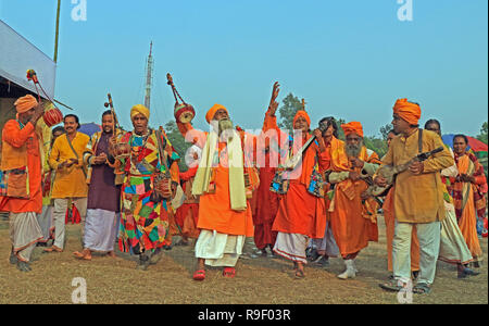 Bolpur, Inde. Dec 22, 2018. Artistes folk du Bengale Rural, noyer et spécialement Fakirs recueillir et chanter des chansons, ils viennent de participer à la 124e Santiniketan Poush Mela du 23 Dec au 28 Dec, 2018. La foire est tenue avec les initiations dans Bramhmo la religion & foundation jour de "Brahmacharya Ashrama". Différents programmes culturels organisés sur six jours de foire. Attraction principale de la foire est artistes folk rurale du Bengale. Credit : Subhashis Basu/Pacific Press/Alamy Live News Banque D'Images
