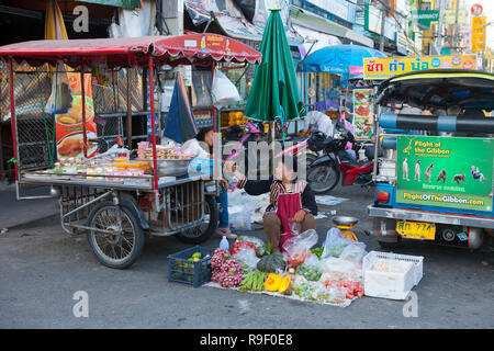 Les commerçants du marché, Mun Mueang Road, Chiang Mai, Thaïlande Banque D'Images
