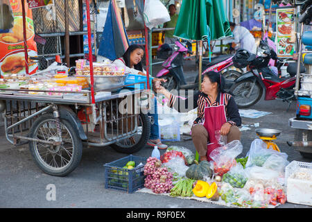 Les commerçants du marché, Mun Mueang Road, Chiang Mai, Thaïlande Banque D'Images