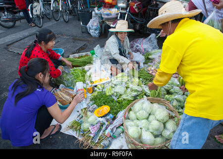 La rue du marché, Mun Mueang Road, Chiang Mai, Thaïlande Banque D'Images