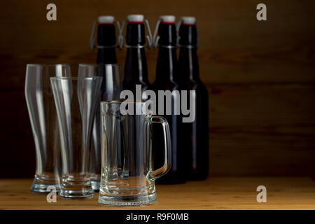 Verres de bière sur l'arrière-plan de planches en bois studio light Banque D'Images