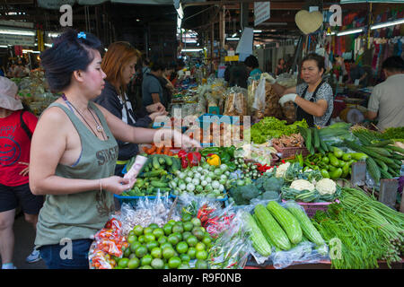 Marché des fruits et légumes, Mun Mueang Road, Chiang Mai, Thaïlande Banque D'Images