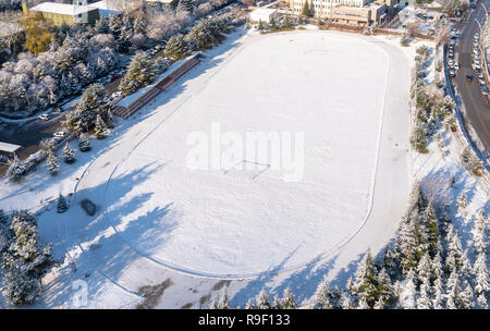 Ankara/Turkey-December 2018 13 - vue aérienne du terrain de football avec de l'herbe verte couverte de neige en hiver. Vue d'en haut Banque D'Images
