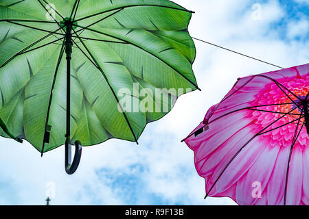 Parasols suspendus dans Street Banque D'Images