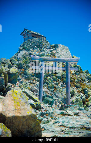 Oyama Shrine en montagne Tateyama, au Japon. Oyama Shrine est le plus haut situé à culte au Japon. Banque D'Images