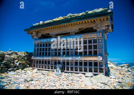 Oyama Shrine en montagne Tateyama, au Japon. Oyama Shrine est le plus haut situé à culte au Japon. Banque D'Images