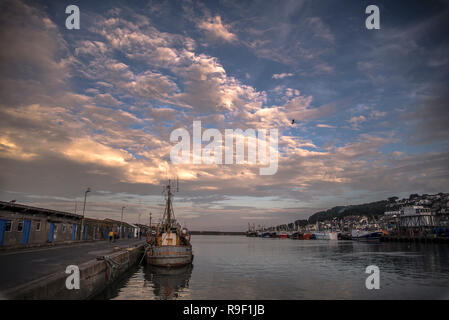 Nuages spectaculaires de la flotte de pêche au port de Newlyn Cornwall UK Banque D'Images