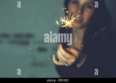 Woman with Sparkler Célébration d'artifice d'Artifice Bonheur Concept Banque D'Images